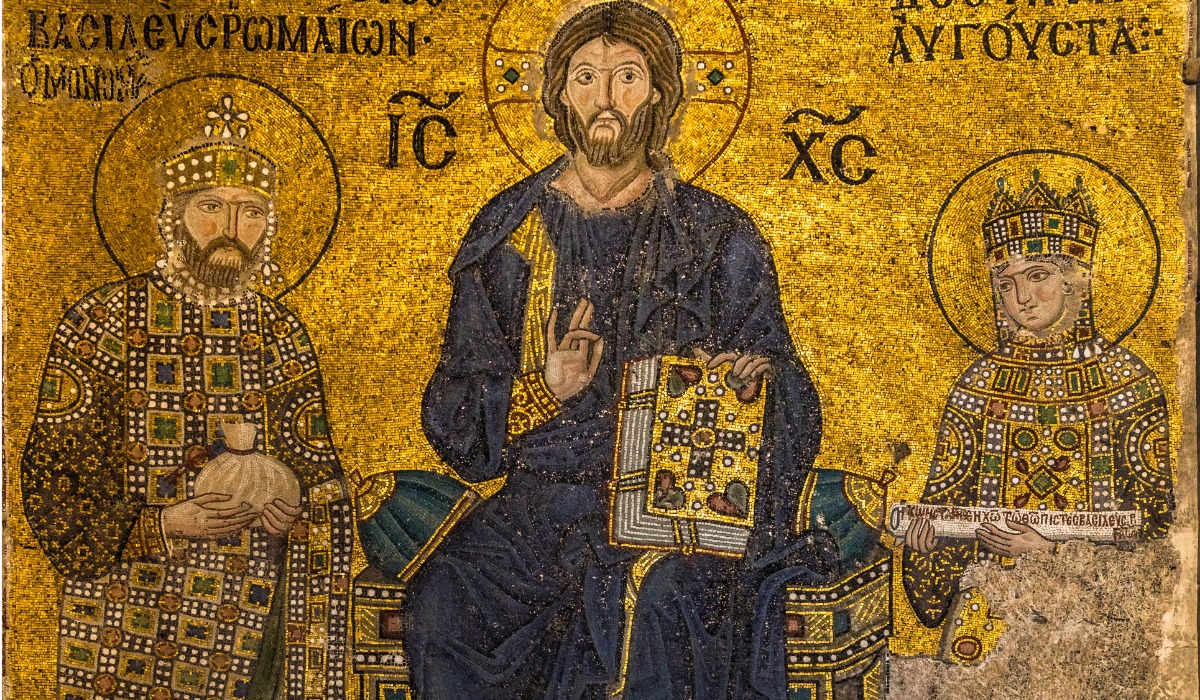 En el Concilio de Nicea, presidido por Constantino se decidió cuáles serían los manuscritos que darían forma a la Biblia.
