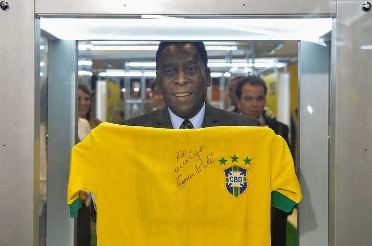 Pelé posa con la casaca de Brasil.