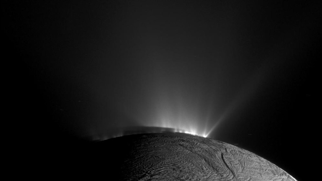 la NASA anunció el descubrimiento de nuevas moléculas orgánicas en una enorme columna de hielo y vapor en Encélado.