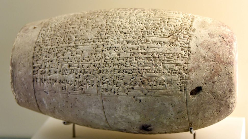 Cilindro de arcilla con textos acadios cuneiformes.
