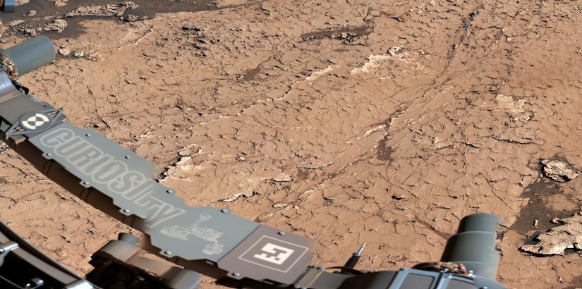 Panorama del rover Curiosity que muestra hexágonos en el suelo.