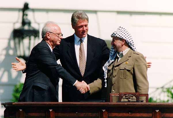 Yitzhak Rabin, Bill Clinton y Yasser Arafat durante los Acuerdos de Oslo