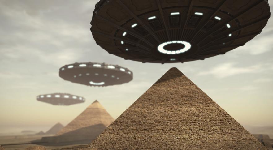 Ilustración fantástica de platillos voladores sobrevolando las pirámides de Egipto.