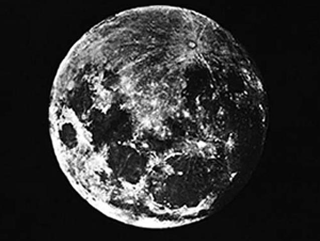 Louis Daguerre toma la primera fotografía de la Luna-0