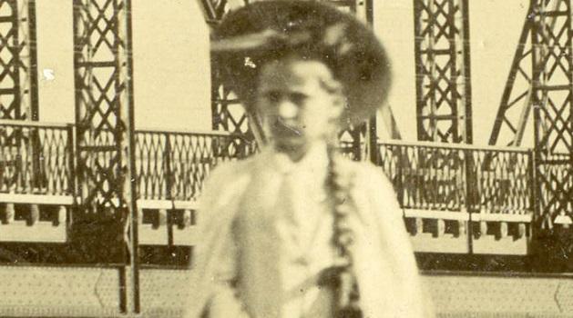 Intriga por una 'niña fantasma', que aparece en decenas de fotografías antiguas-0