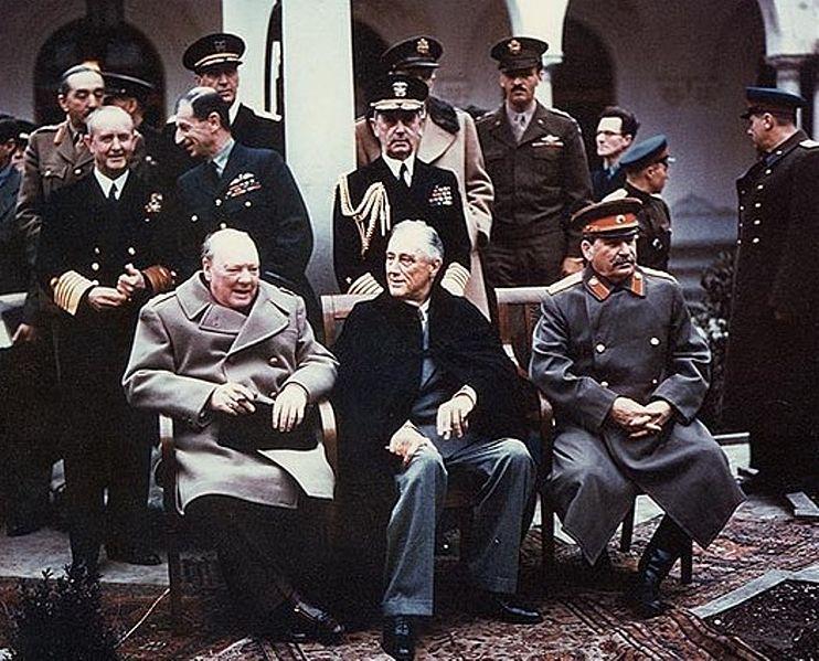 Stalin, Roosevelt y Churchill celebran la Conferencia de Yalta-0
